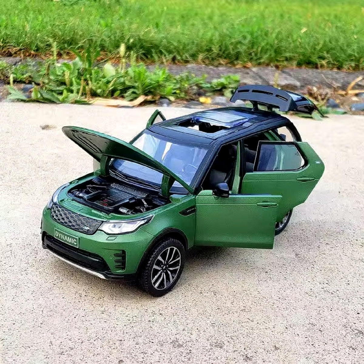 1:24 scale Die cast Range Rover Discovery - Green