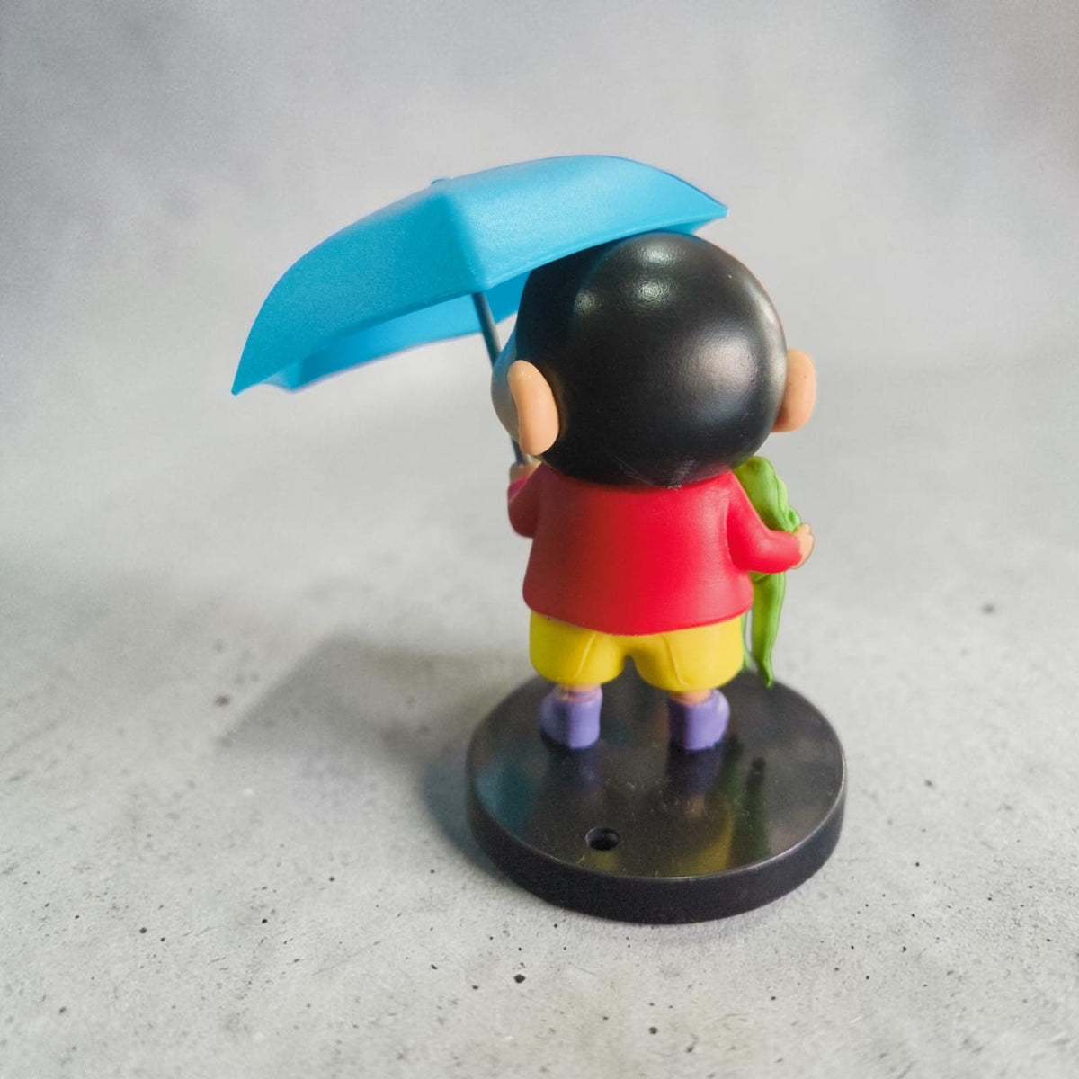 Shinchan Rainy Day Figurine with Umbrella & Frog – Cute Cartoon Collectible ( 9 CM)