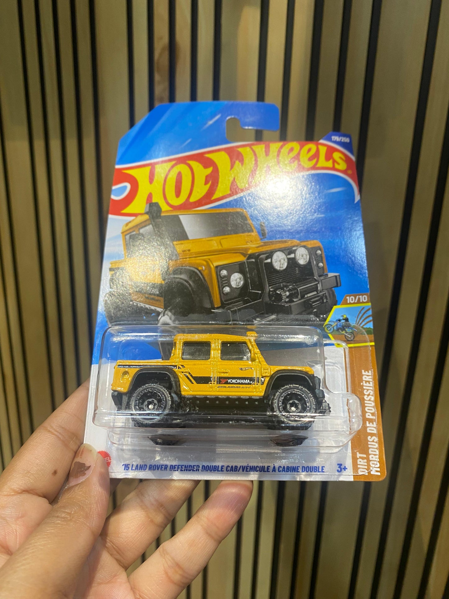 Hot Wheels 75 Land Rover Defender Double Cab - Yellow